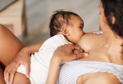 Aleitamento materno de mães que tiveram Covid-19 pode proteger bebês contra a doença
