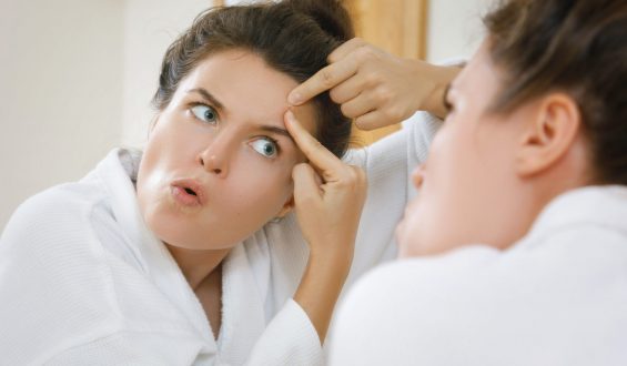 Conheça a principal causa da acne nas mulheres adultas
