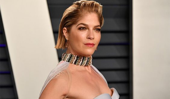 Atriz Selma Blair fala sobre a vida com esclerose múltipla em documentário