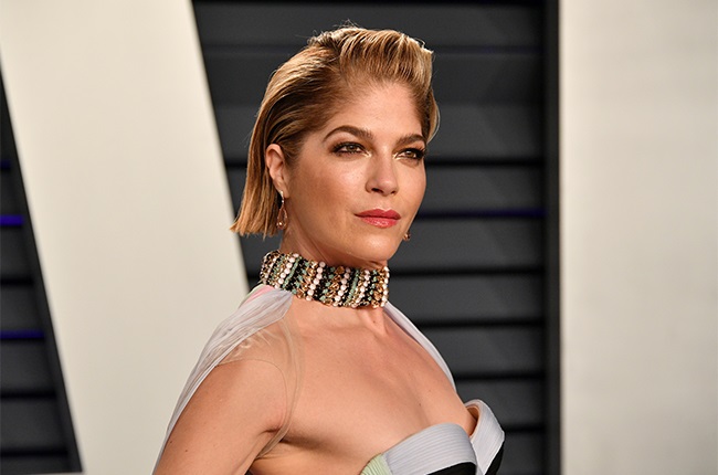 Atriz Selma Blair fala sobre a vida com esclerose múltipla em documentário