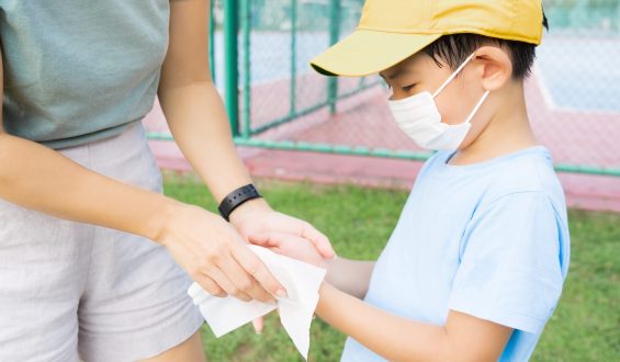 Família deve continuar tomando cuidados com as crianças durante a volta da prática de esportes na pandemia
