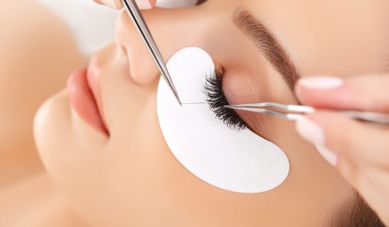 Alongamento de cílios fio a fio: belos, mas nem tão inofensivos