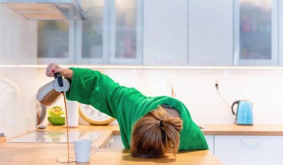 7 sinais de que você precisa dormir mais