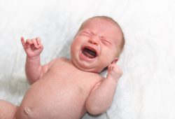 Choro do bebê ao nascer tem função de adaptar a respiração em ambiente externo