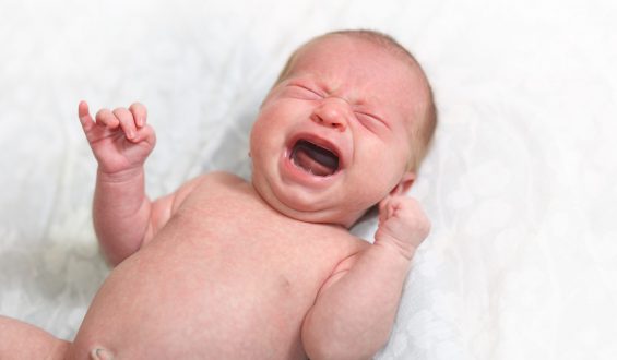 Choro do bebê ao nascer tem função de adaptar a respiração em ambiente externo