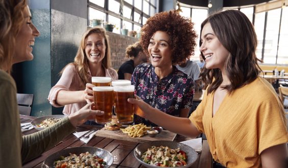 Ingerir bebidas durante a alimentação: sim ou não?