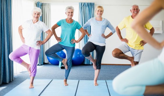 Yoga e exercícios físicos para trabalhar o equilíbrio na terceira idade.