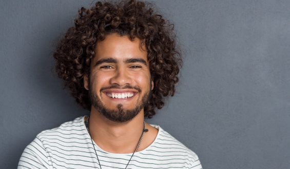 Mitos e verdades sobre o cuidado com os cabelos cacheados