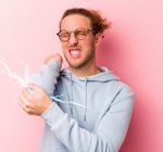 Por que dá choque quando batemos o cotovelo?