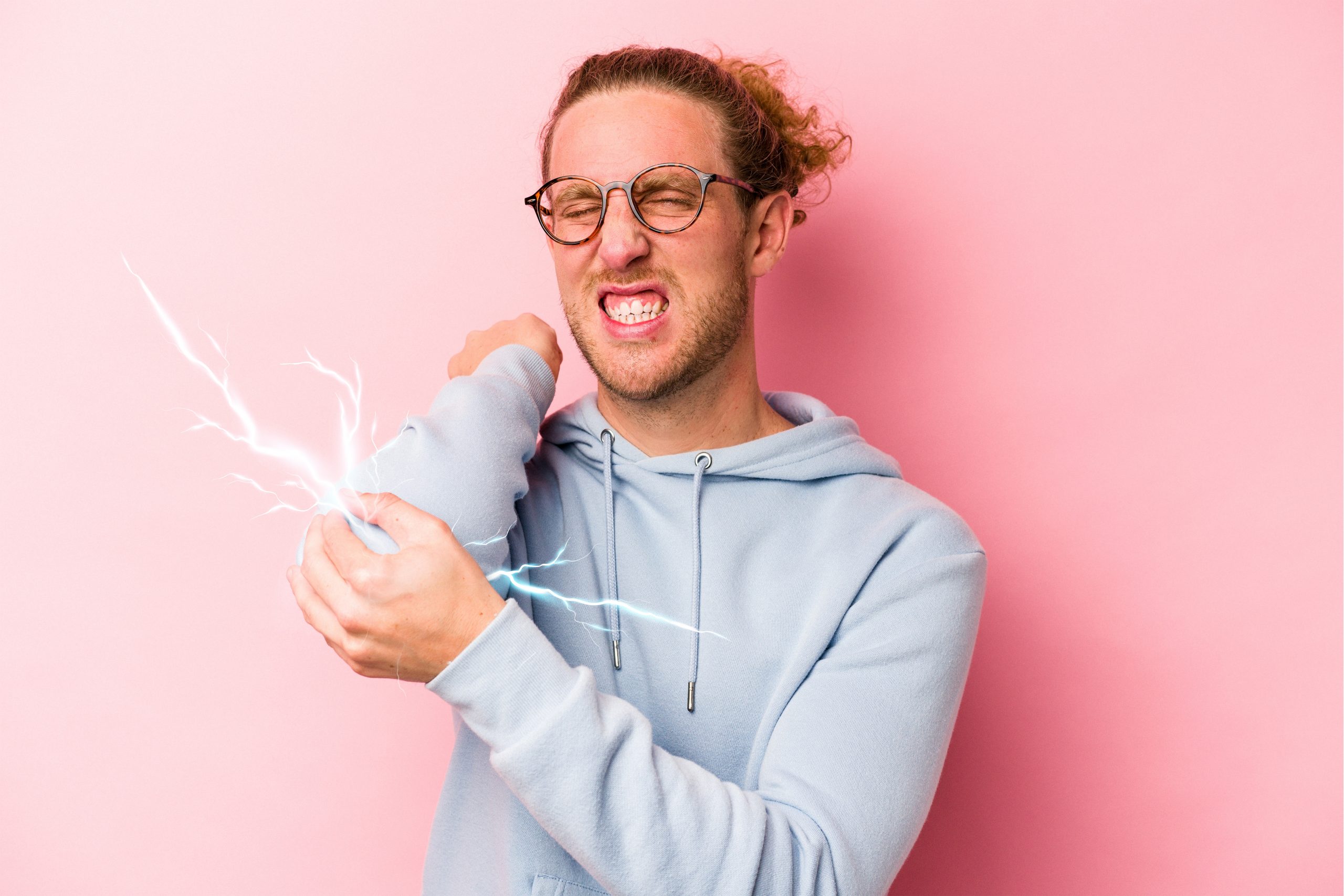 Por que dá choque quando batemos o cotovelo?