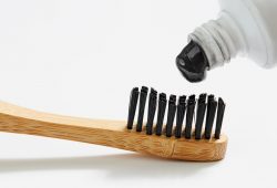Carvão ativado clareia os dentes?