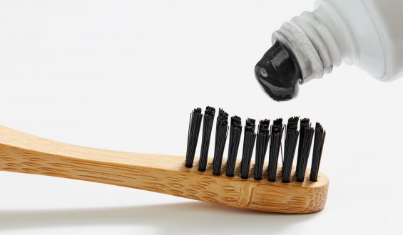 Carvão ativado clareia os dentes?