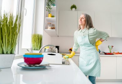 Qual a postura correta para lavar a louça ou passar roupa?