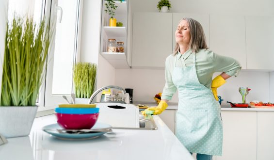 Qual a postura correta para lavar a louça ou passar roupa?