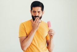 Sensibilidade nos dentes causada por alimentos gelados e ácidos