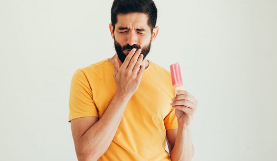 Sensibilidade nos dentes causada por alimentos gelados e ácidos