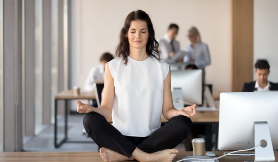 10 posições de Yoga que você pode fazer em qualquer lugar