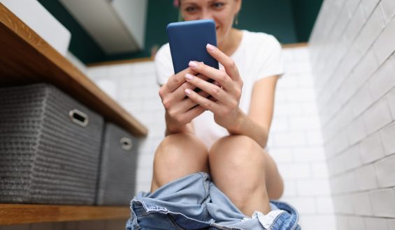 Você sabia que há relação entre o uso do celular e o aparecimento de hemorroidas?