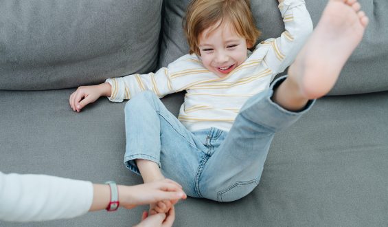Por que sentimos cócegas nos pés?
