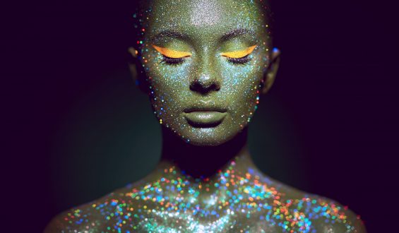 [Especial Carnaval] Aplicar glitter no rosto com cola bastão, pode?