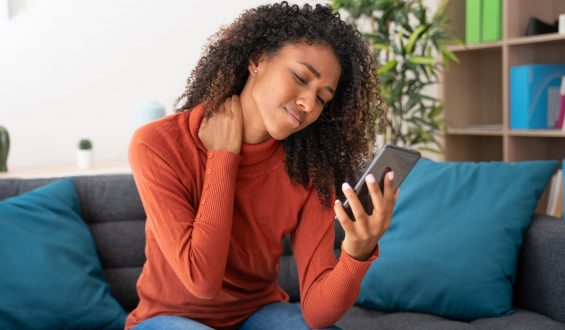 Cuidado! Postura ao usar o celular pode prejudicar a coluna. Saiba como a acupuntura pode ajudar.