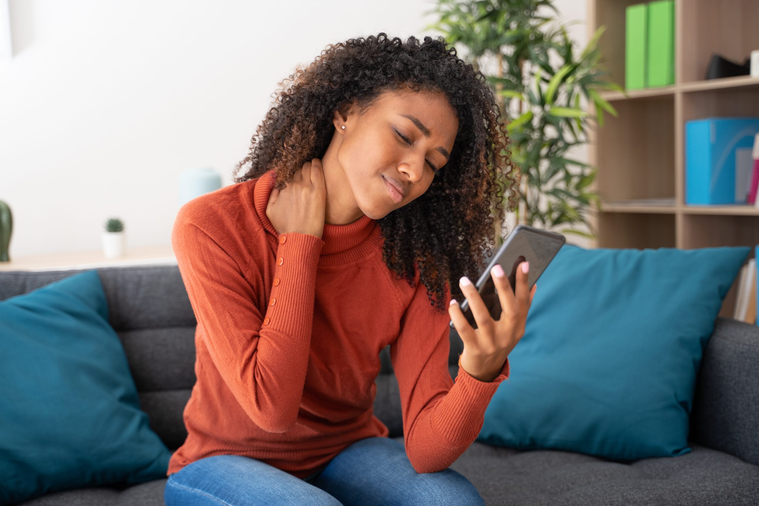Cuidado! Postura ao usar o celular pode prejudicar a coluna. Saiba como a acupuntura pode ajudar.