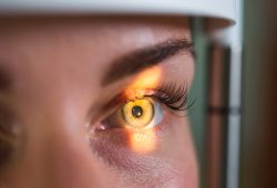 Por que a cor dos olhos de algumas pessoas muda com a luz?