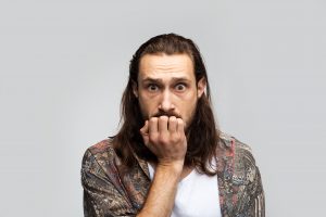 O hábito de roer as unhas é extremamente comum, mas poucas pessoas sabem o mal que ele pode causar à saúde. Se você sofre com isso, saiba agora o porquê você deve parar.