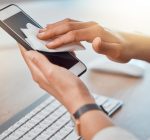 Contaminação afeta 92% dos celulares. Saiba como higienizá-los do jeito certo