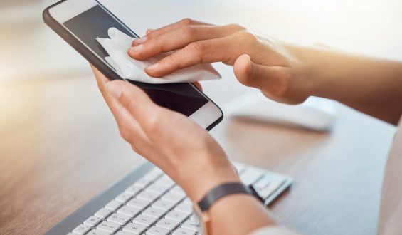 Contaminação afeta 92% dos celulares. Saiba como higienizá-los do jeito certo
