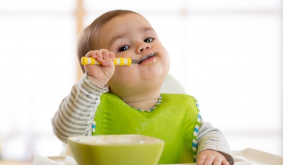 5 alimentos que um bebê não pode consumir até 1 ano