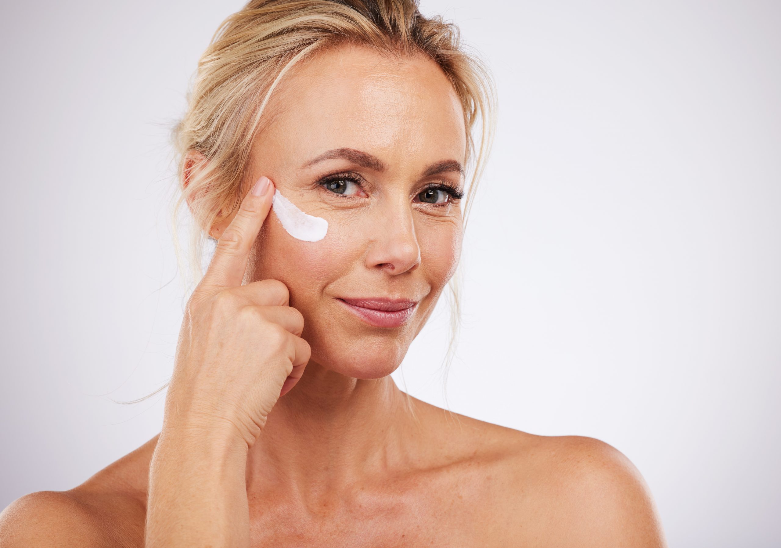 Protetor solar antes ou depois da maquiagem?