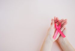 Outubro Rosa: Informação e tratamento às pacientes com câncer de mama