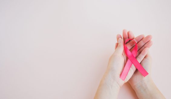 Outubro Rosa: Informação e tratamento às pacientes com câncer de mama