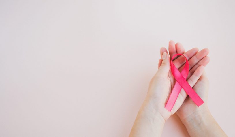 Outubro Rosa: Informação e tratamento às pacientes com câncer de mama