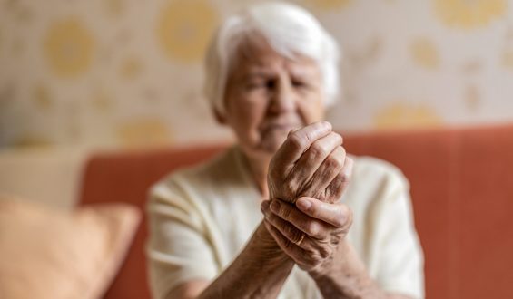 Dia Mundial e Nacional da Osteoporose: Campanha da ABRASSO no metrô de SP tem foco na prevenção da osteoporose