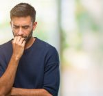 Hábito de roer unhas pode comprometer a saúde bucal