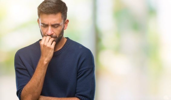 Hábito de roer unhas pode comprometer a saúde bucal