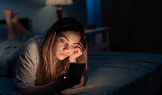 Especialista alerta para os perigos do uso excessivo de telas de celular e de computador