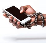 Conexão Perigosa: como o uso excessivo de celulares está prejudicando nossas mãos e causando acidentes
