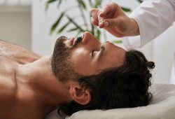 Acupuntura pode ser mais eficaz e segura no tratamento da enxaqueca do que medicamentos