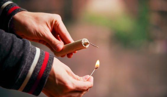 Conheça os riscos e acidentes que podem ser causados nas mãos por fogos de artíficio