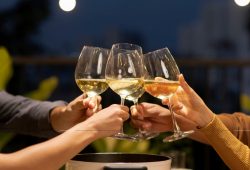 Um brinde à moderação: celebre com consciência neste fim de ano.