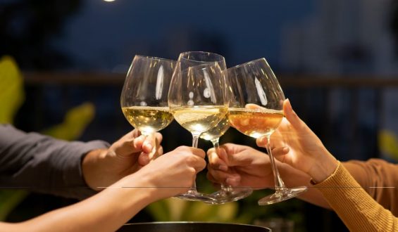Um brinde à moderação: celebre com consciência neste fim de ano.