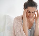 Cheirar álcool ajuda a minimizar a dor de cabeça?