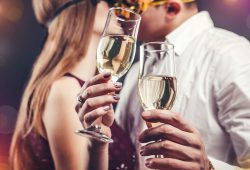 Vai beijar muito no Carnaval? Veja os riscos para a sua saúde
