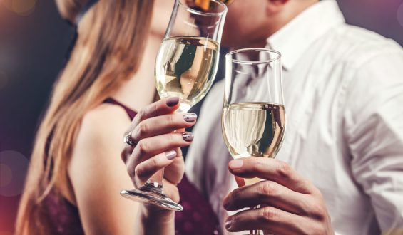 Vai beijar muito no Carnaval? Veja os riscos para a sua saúde