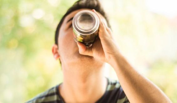Quais os riscos de beber direto da lata?