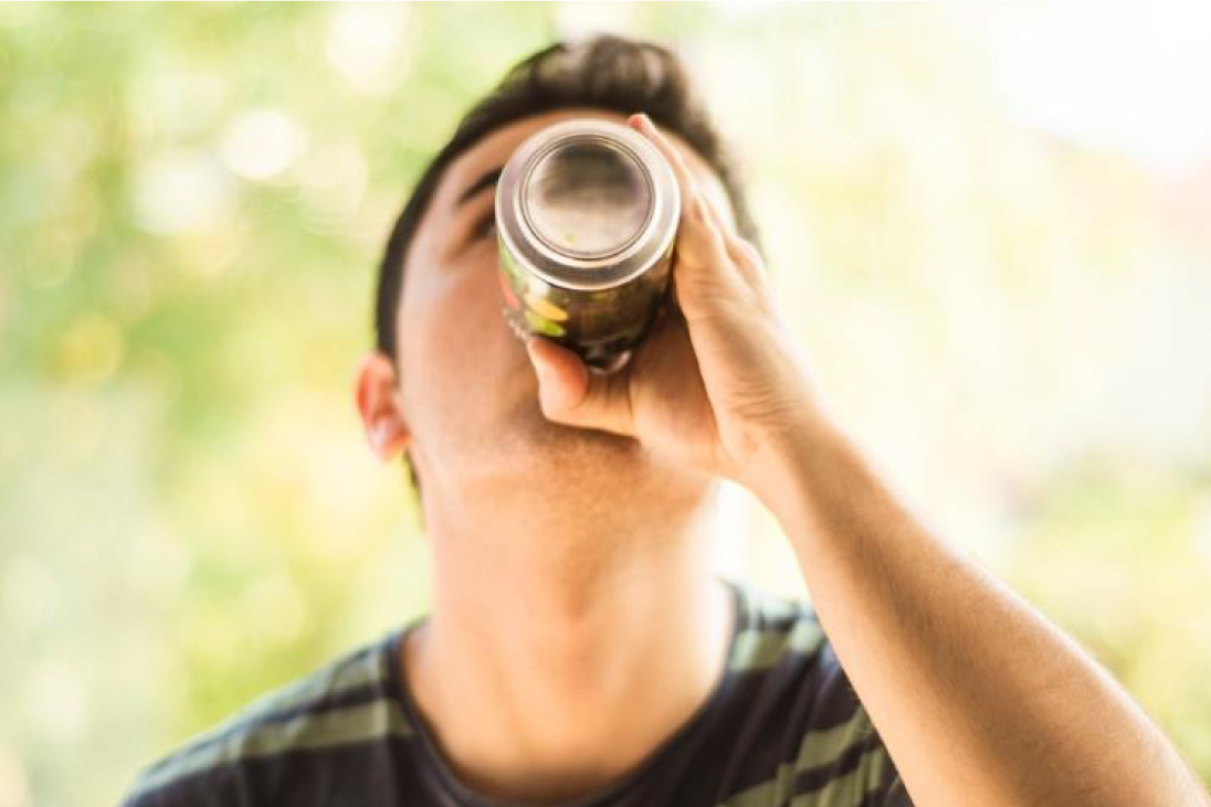 Quais os riscos de beber direto da lata?