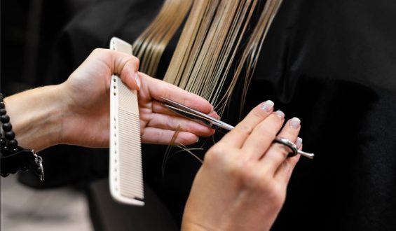 Mito ou verdade: cortar as pontas do cabelo faz com que ele cresça mais rápido?